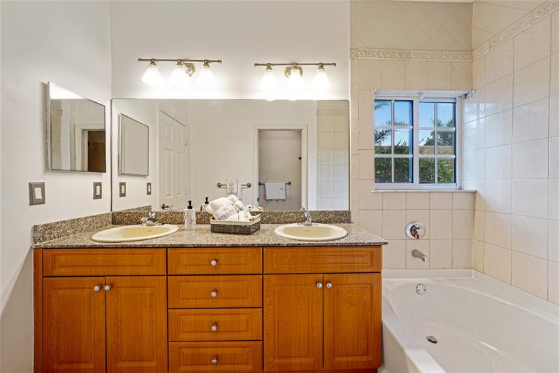 Image 23 of 40 For 4224 Stonecreek Cr  4224