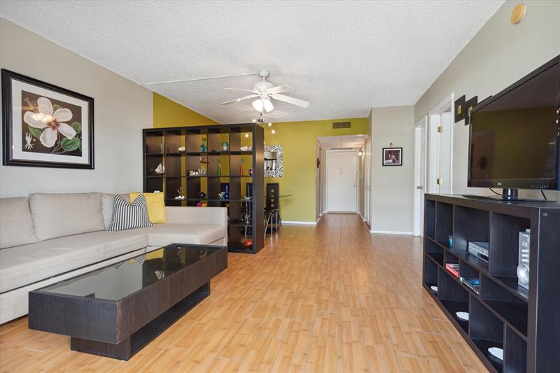 Image 4 of 9 For 424 Riverside Dr  204