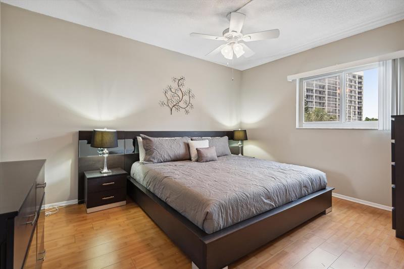 Image 7 of 9 For 424 Riverside Dr  204