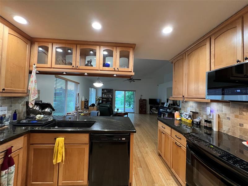 Image 17 of 47 For 8920 Woodside Ct