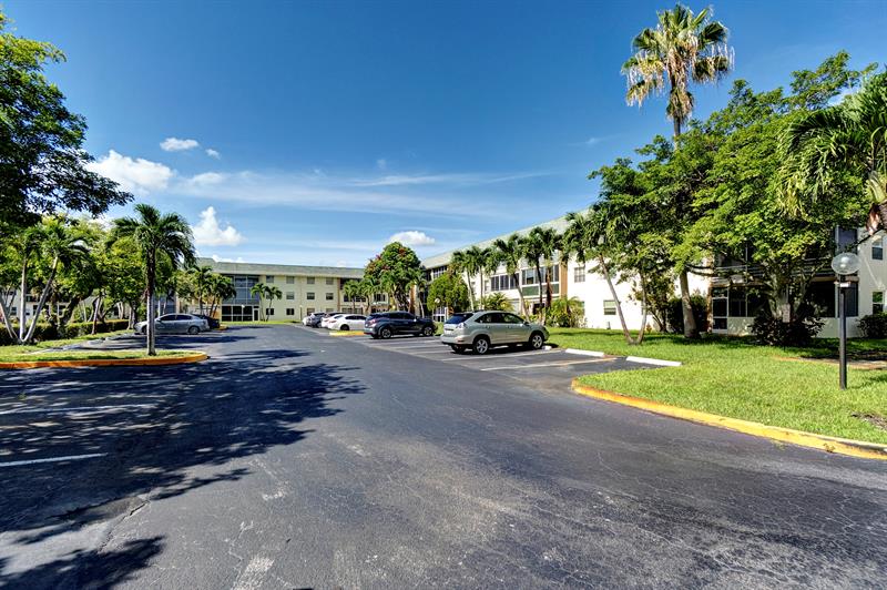 Image 24 of 32 For 4990 Sabal Palm Blvd  306