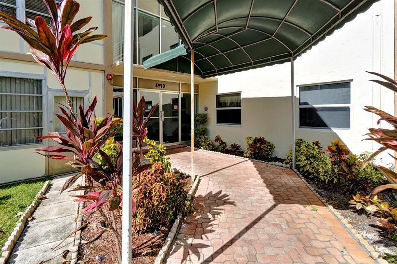 Image 3 of 32 For 4990 Sabal Palm Blvd  306