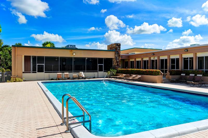 Image 31 of 32 For 4990 Sabal Palm Blvd  306