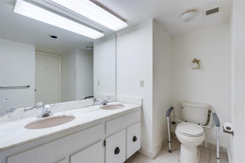 Image 21 of 34 For 4020 Galt Ocean Dr  1404