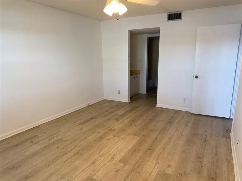 Image 14 of 17 For 13001 15th Ct  106t