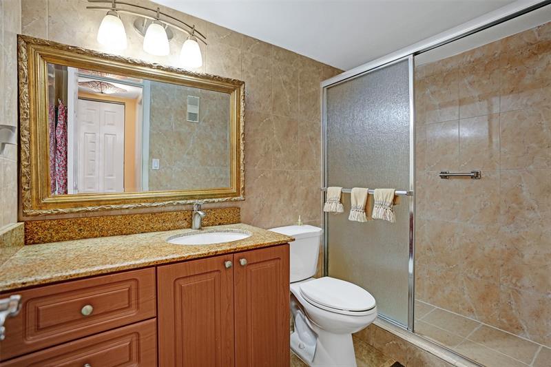 Image 29 of 50 For 1101 Colony Point Cir  403