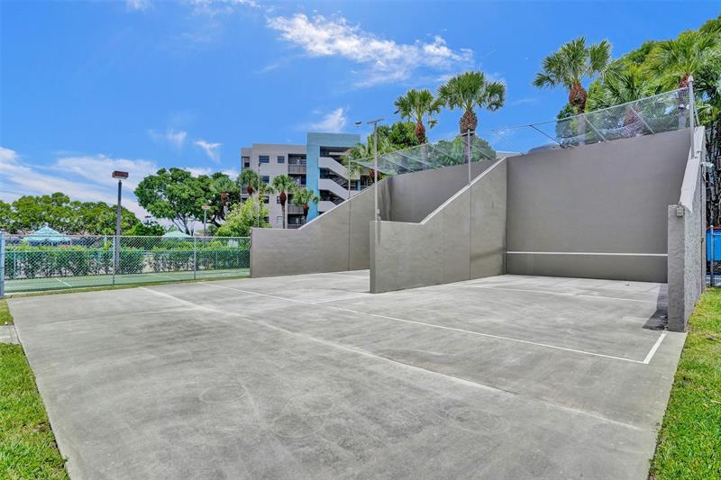 Image 34 of 50 For 1101 Colony Point Cir  403