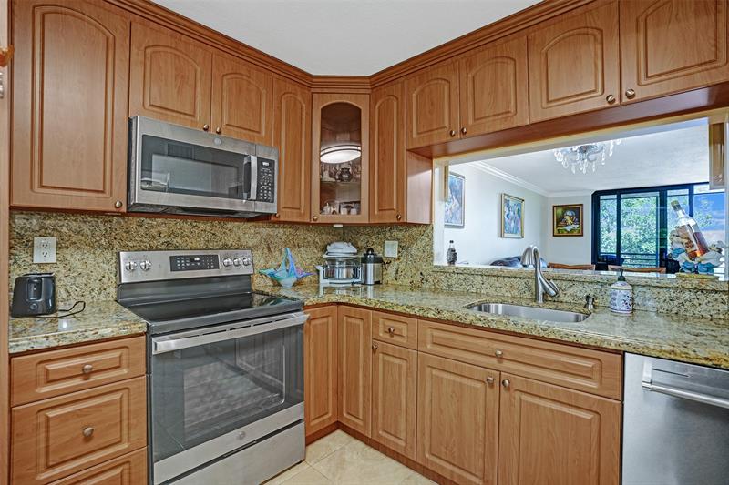 Image 5 of 50 For 1101 Colony Point Cir  403