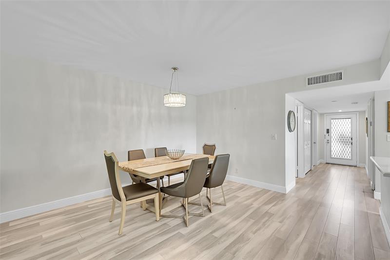 Image 15 of 61 For 15450 Pembridge Avenue  178