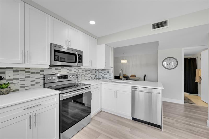 Image 3 of 61 For 15450 Pembridge Avenue  178