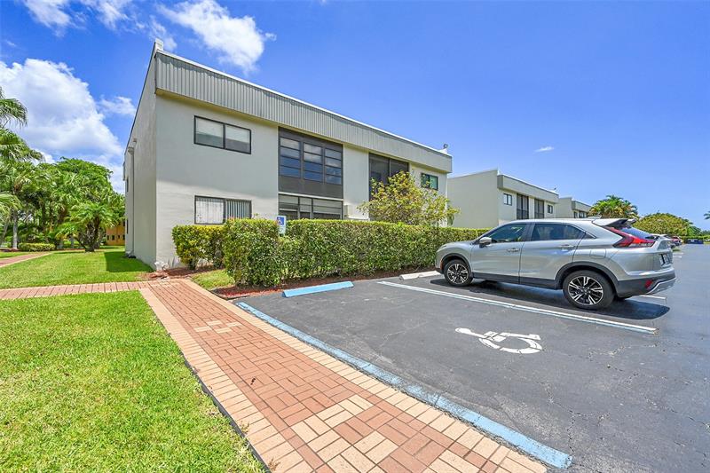 Image 7 of 61 For 15450 Pembridge Avenue  178