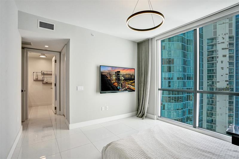 Image 34 of 40 For 100 Las Olas Blvd  2701