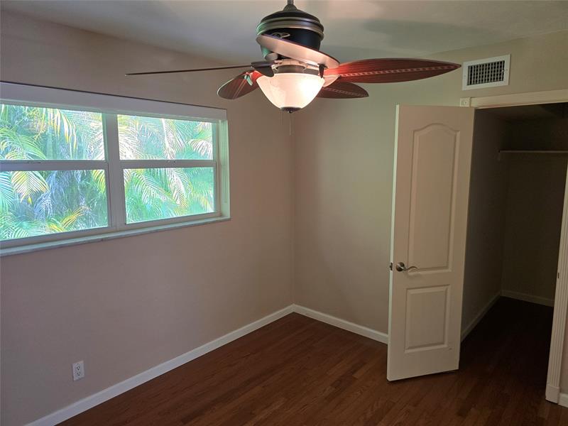 Image 21 of 29 For 425 24th St  