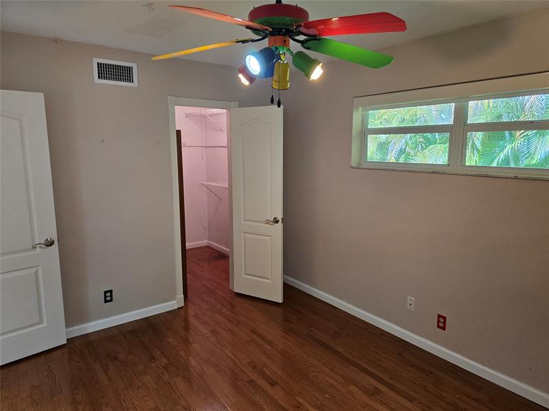 Image 22 of 29 For 425 24th St  