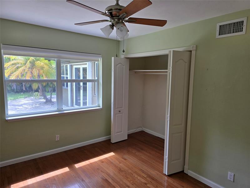 Image 23 of 29 For 425 24th St  