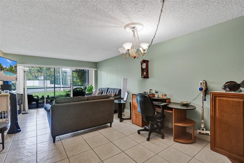 Image 11 of 35 For 4235 University Dr  110