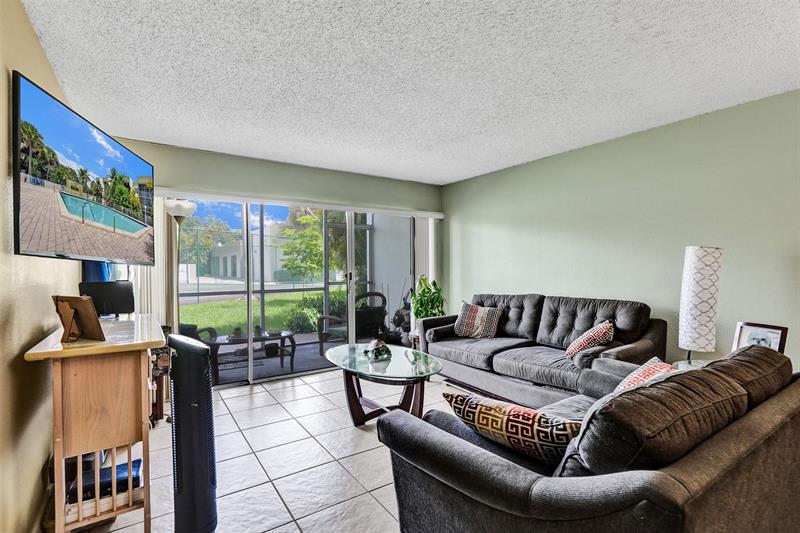 Image 14 of 35 For 4235 University Dr  110
