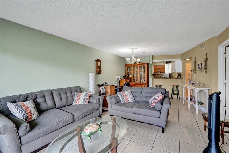 Image 16 of 35 For 4235 University Dr  110
