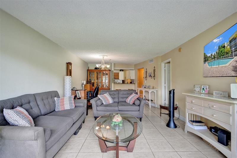 Image 17 of 35 For 4235 University Dr  110