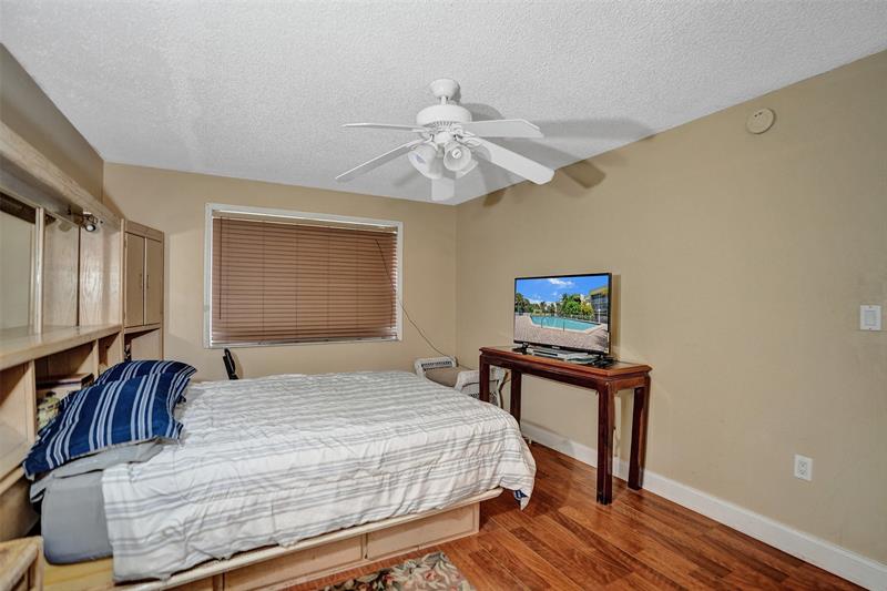Image 21 of 35 For 4235 University Dr  110