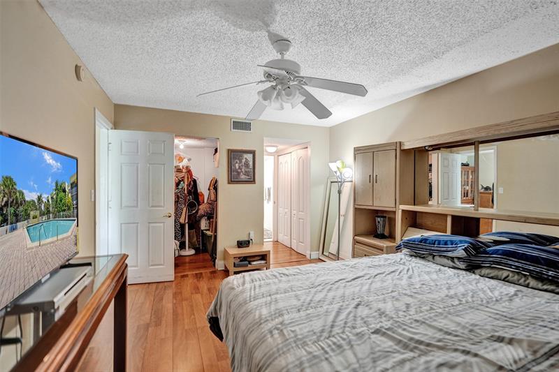 Image 22 of 35 For 4235 University Dr  110
