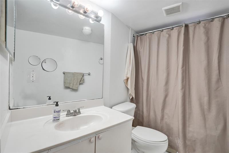 Image 23 of 35 For 4235 University Dr  110