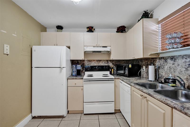 Image 4 of 35 For 4235 University Dr  110