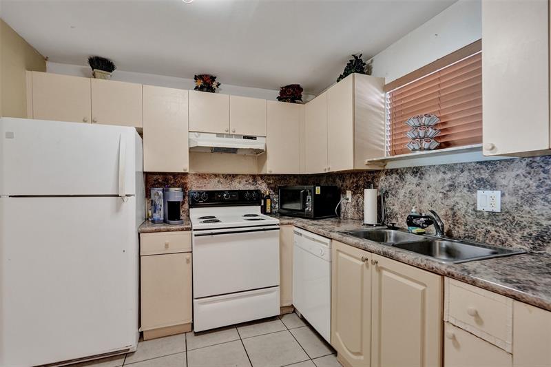 Image 5 of 35 For 4235 University Dr  110