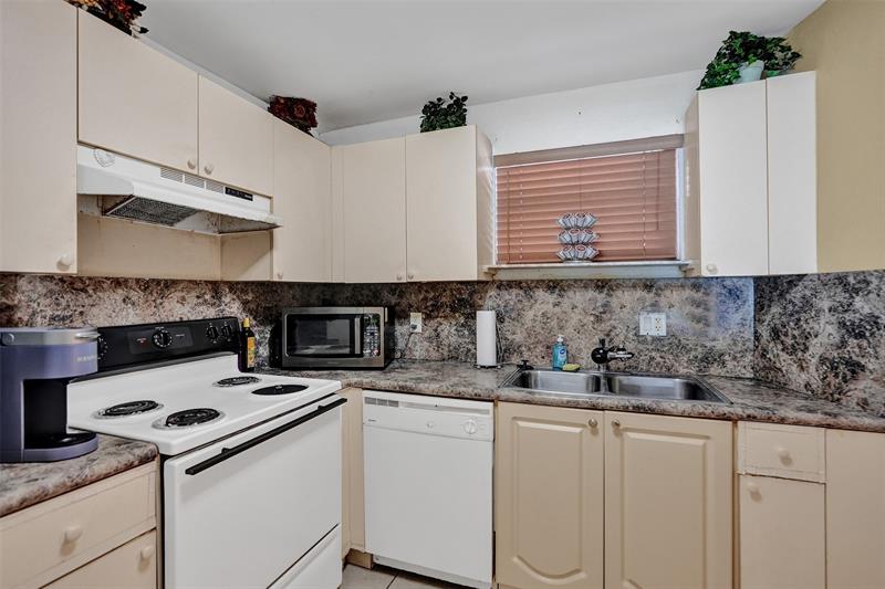 Image 7 of 35 For 4235 University Dr  110