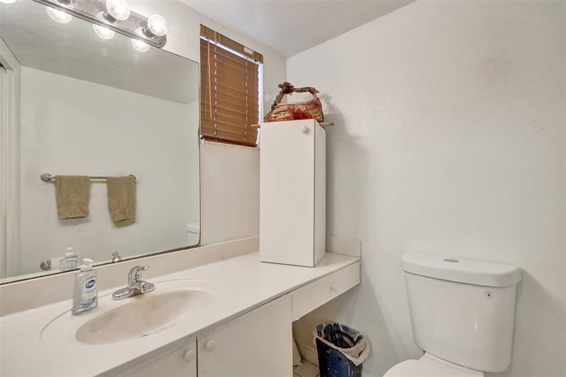 Image 8 of 35 For 4235 University Dr  110