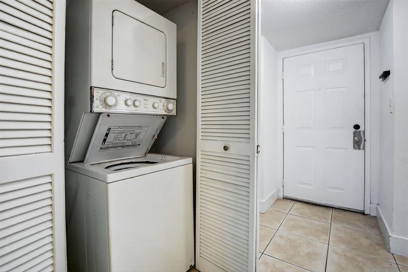 Image 23 of 41 For 9953 Nob Hill Ct  9953
