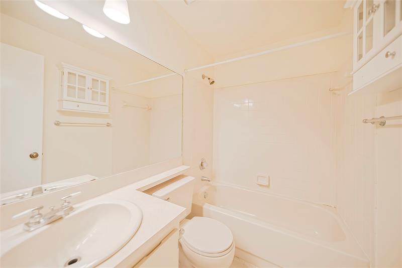 Image 16 of 25 For 3060 Oakland Forest Dr  1105