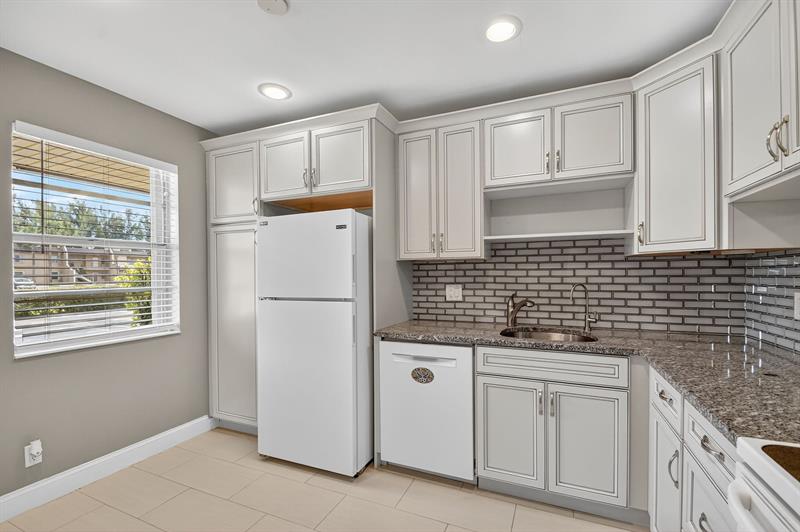 Image 3 of 45 For 121 Lake Meryl Drive