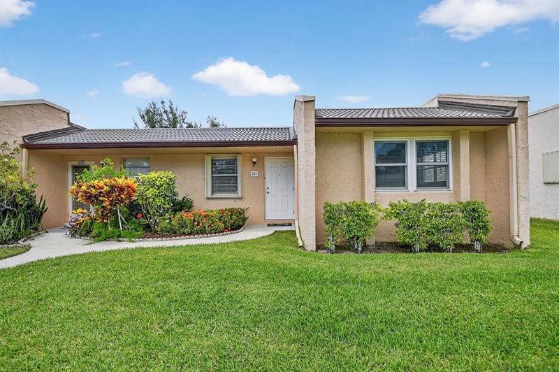 Image 32 of 45 For 121 Lake Meryl Drive