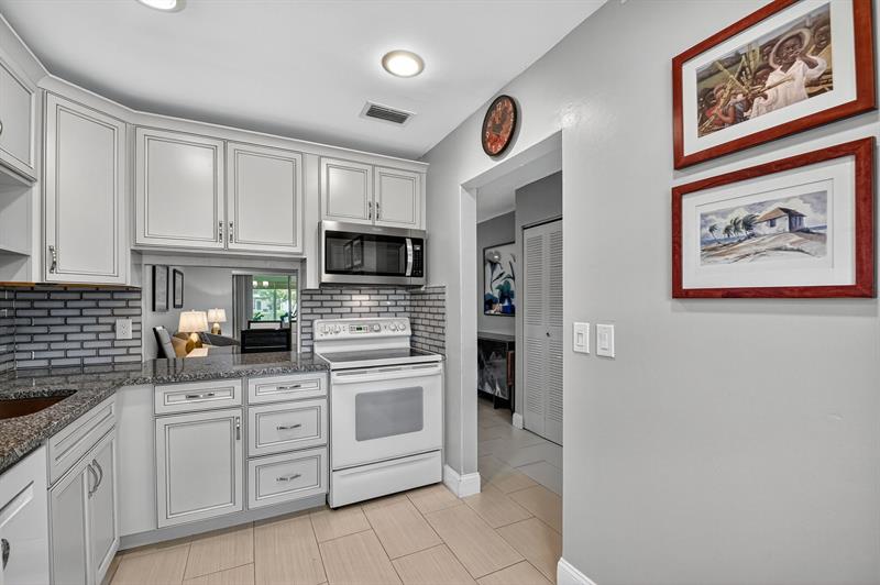 Image 4 of 45 For 121 Lake Meryl Drive