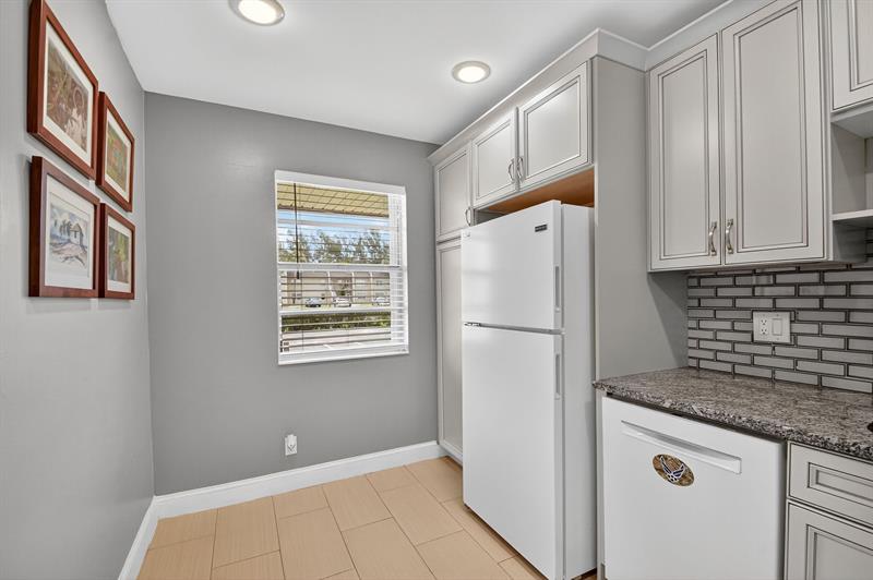 Image 5 of 45 For 121 Lake Meryl Drive
