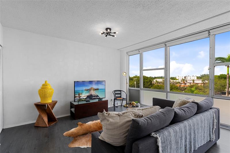 Image 6 of 17 For 900 Bay Dr  313