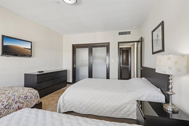 Image 19 of 42 For 5601 Collins Ave  1716