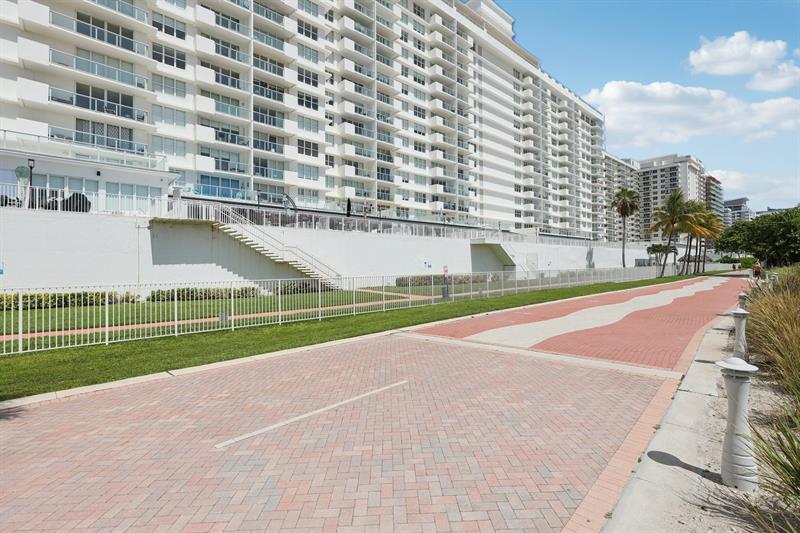 Image 33 of 42 For 5601 Collins Ave  1716