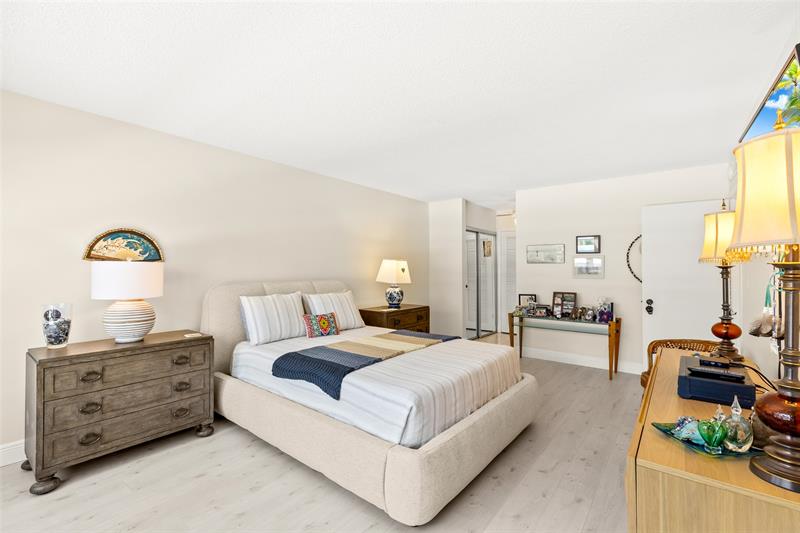 Image 17 of 26 For 405 Ocean Blvd  329