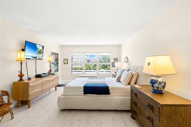 Image 20 of 26 For 405 Ocean Blvd  329