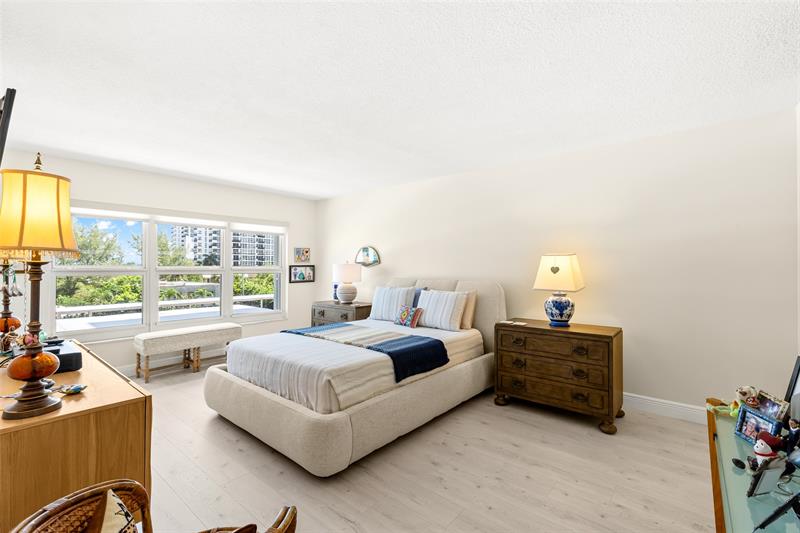Image 21 of 26 For 405 Ocean Blvd  329