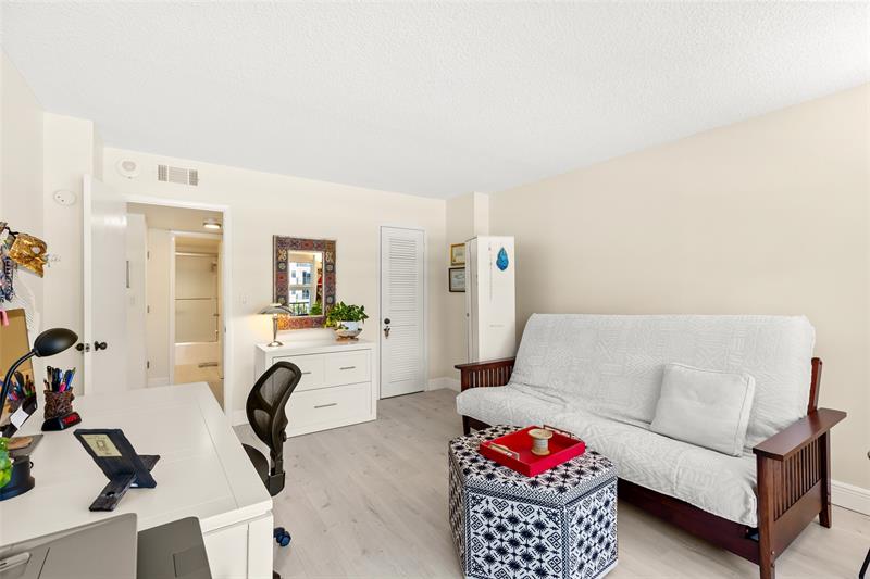Image 22 of 26 For 405 Ocean Blvd  329