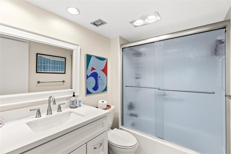 Image 26 of 26 For 405 Ocean Blvd  329