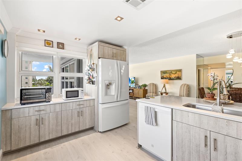 Image 6 of 26 For 405 Ocean Blvd  329