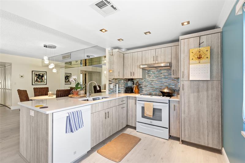 Image 7 of 26 For 405 Ocean Blvd  329