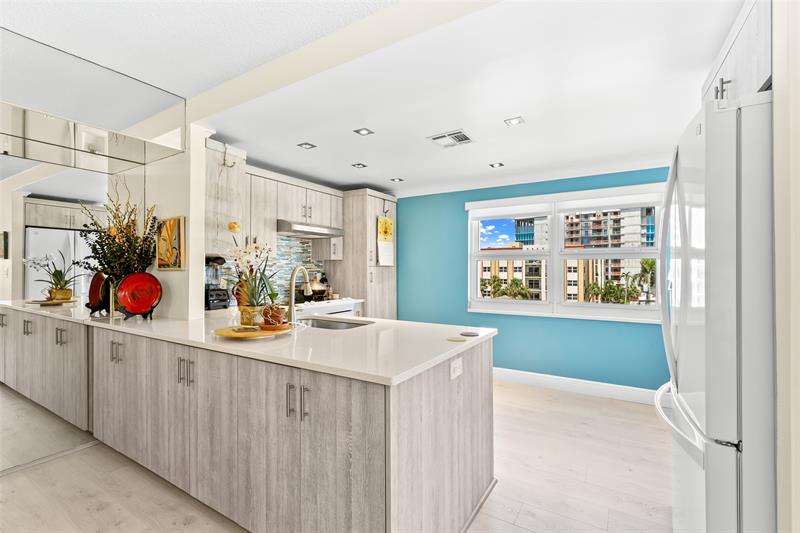 Image 8 of 26 For 405 Ocean Blvd  329