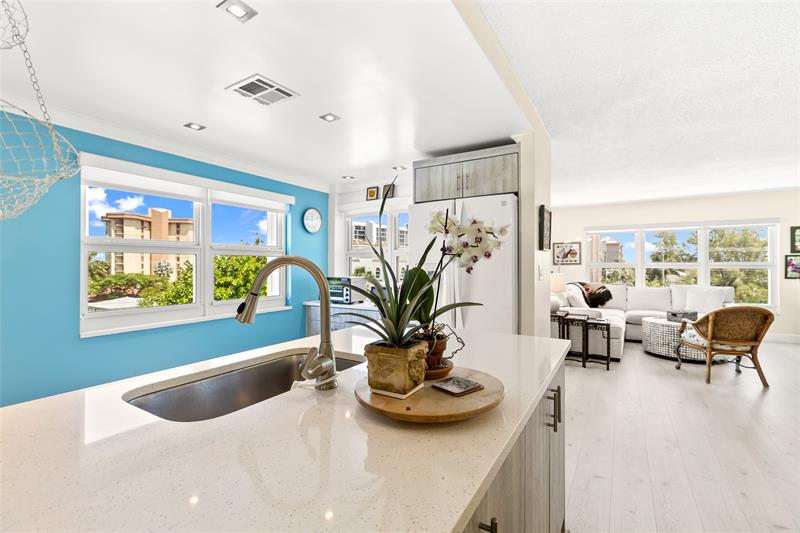 Image 9 of 26 For 405 Ocean Blvd  329