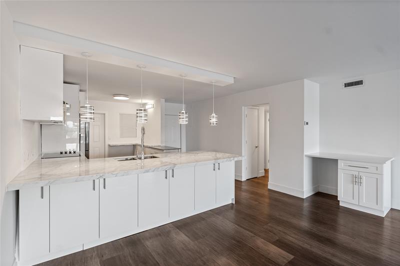 Image 10 of 59 For 3121 51st St  303e