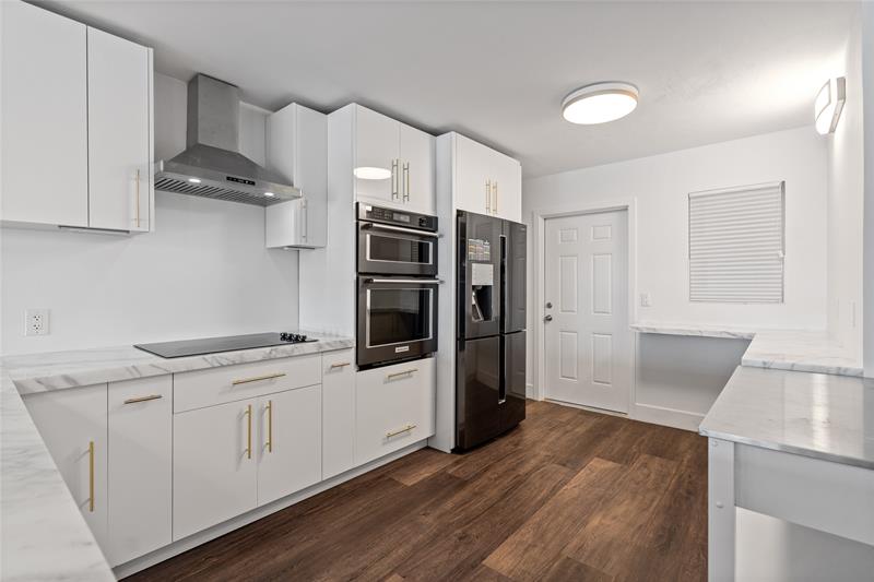 Image 11 of 59 For 3121 51st St  303e